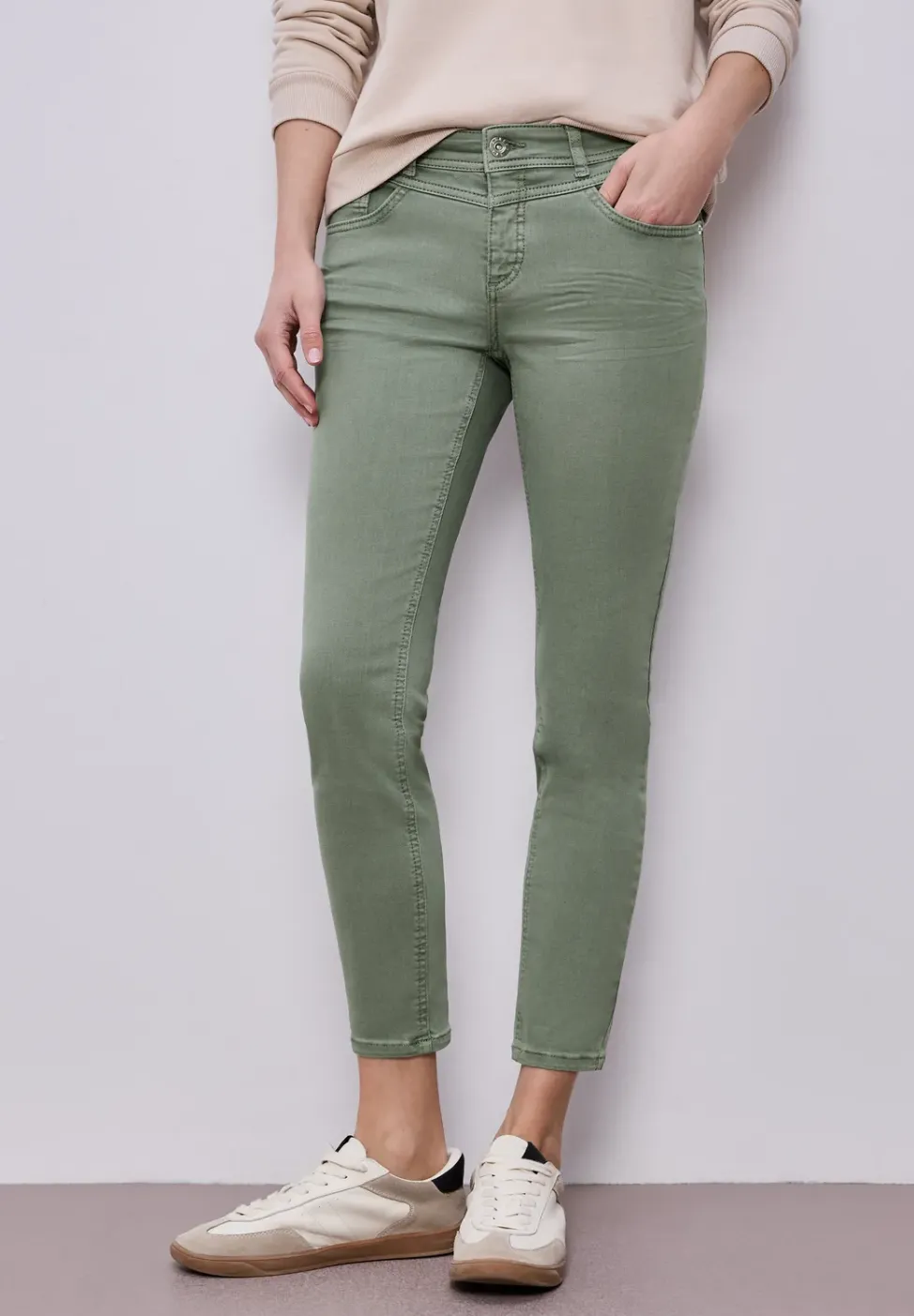 Mid Waist Slim Leg Jeans dans un Casual Fit