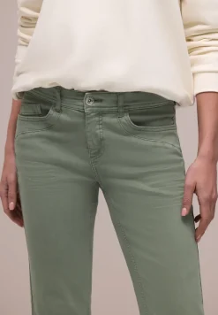 Mid Waist Straight Leg Jeans dans le Slim Fit