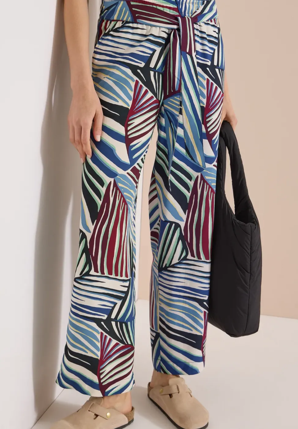 Pantalon à jambes larges avec imprimé et détail de ceinture