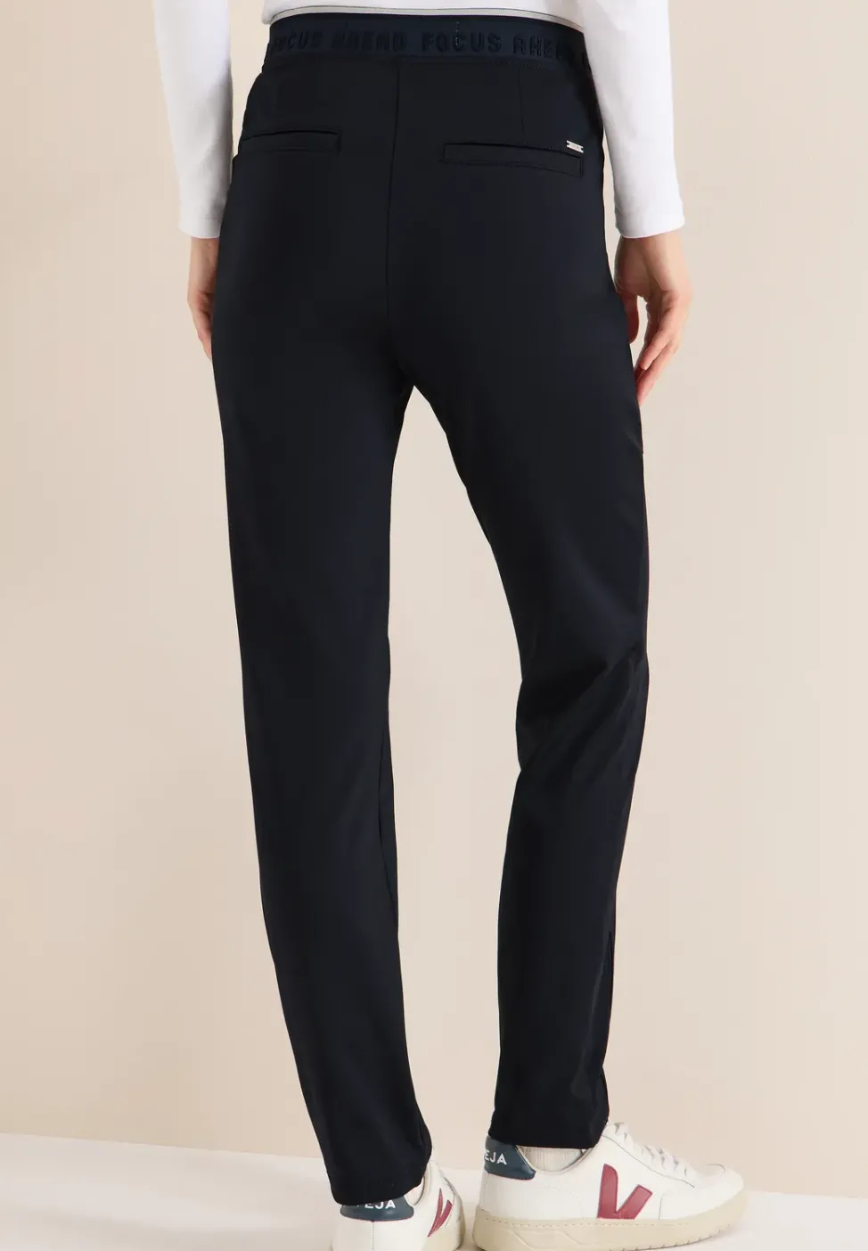 Pantalon à la coupe causale