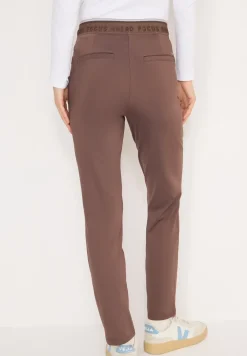 Pantalon à la coupe causale