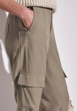 Pantalon paperbag au look cargo