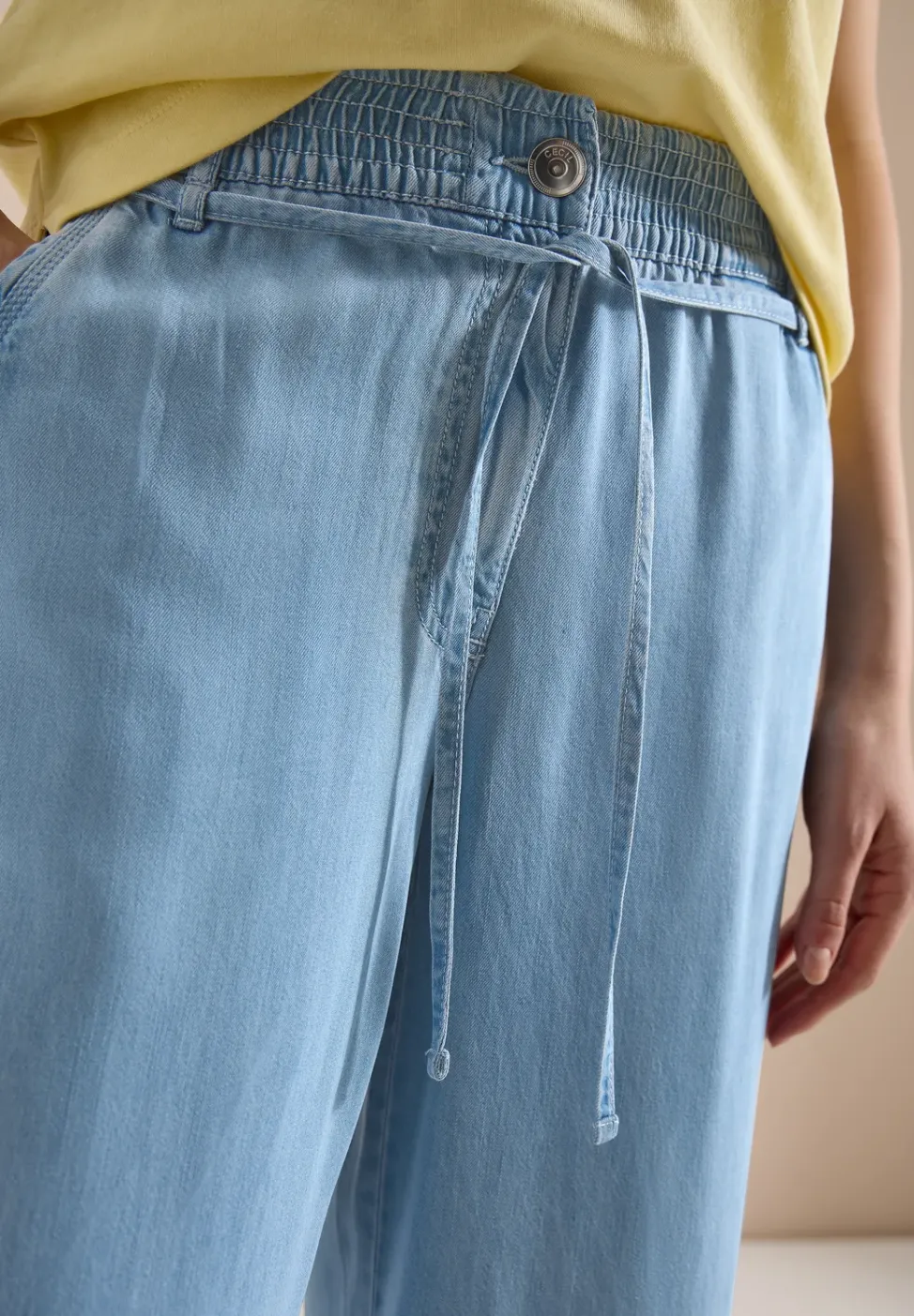 Pantalon taille haute à jambes larges, look délavé