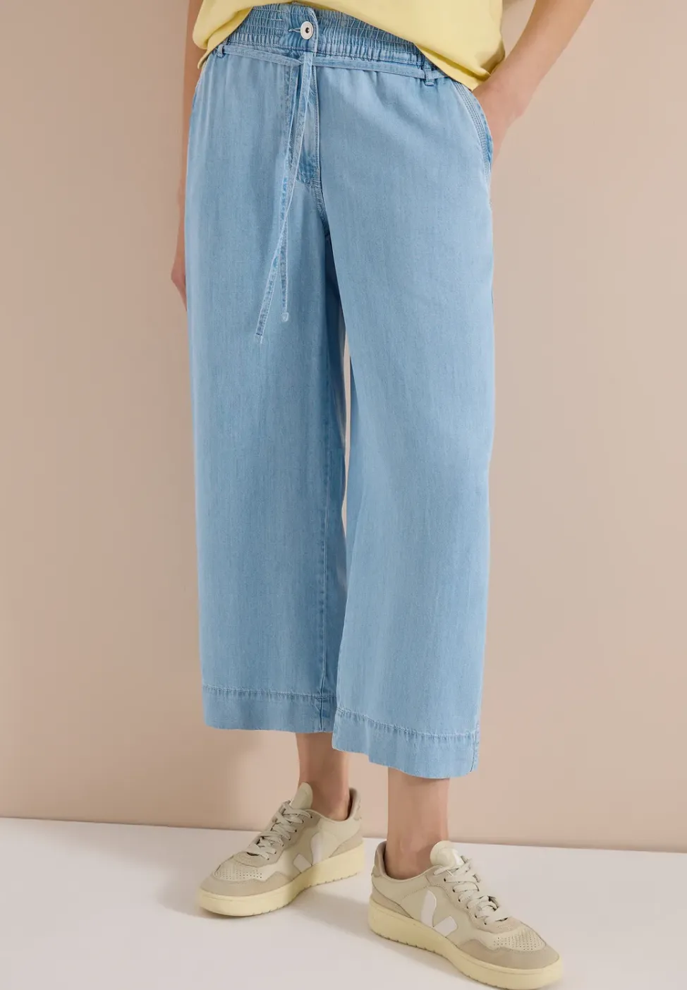 Pantalon taille haute à jambes larges, look délavé