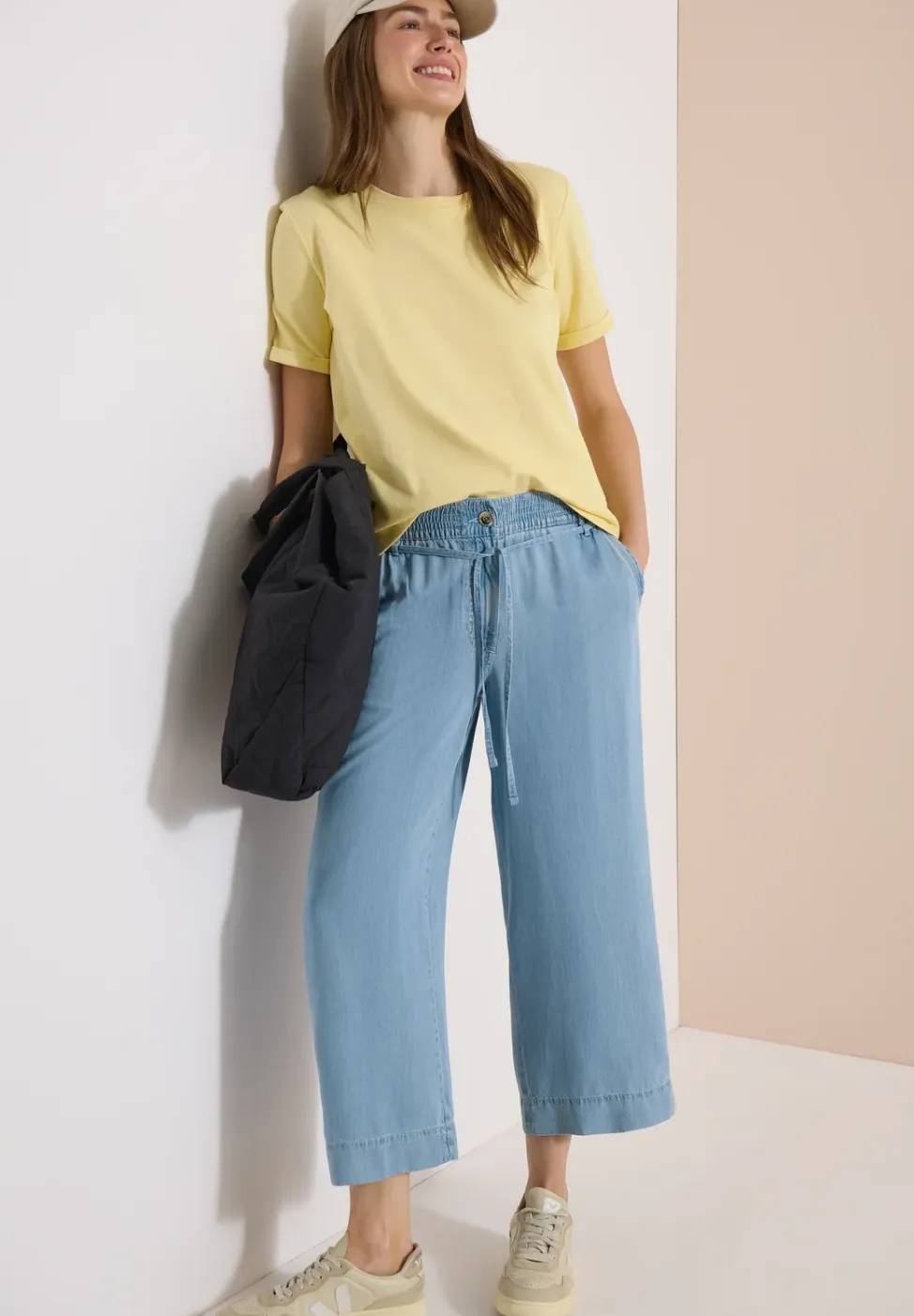Pantalon taille haute à jambes larges, look délavé