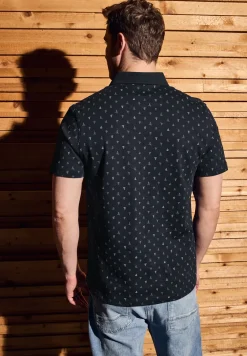 Polo à motifs