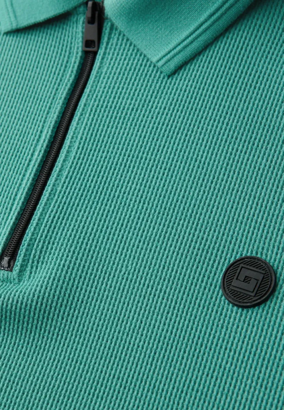 Polo zippé et structuré