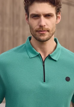 Polo zippé et structuré