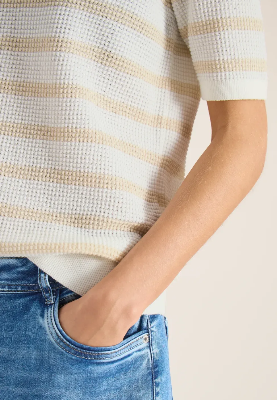 Pull à manches courtes avec structure et rayures