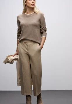 Pull avec détails contrastés