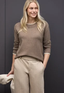 Pull avec détails contrastés
