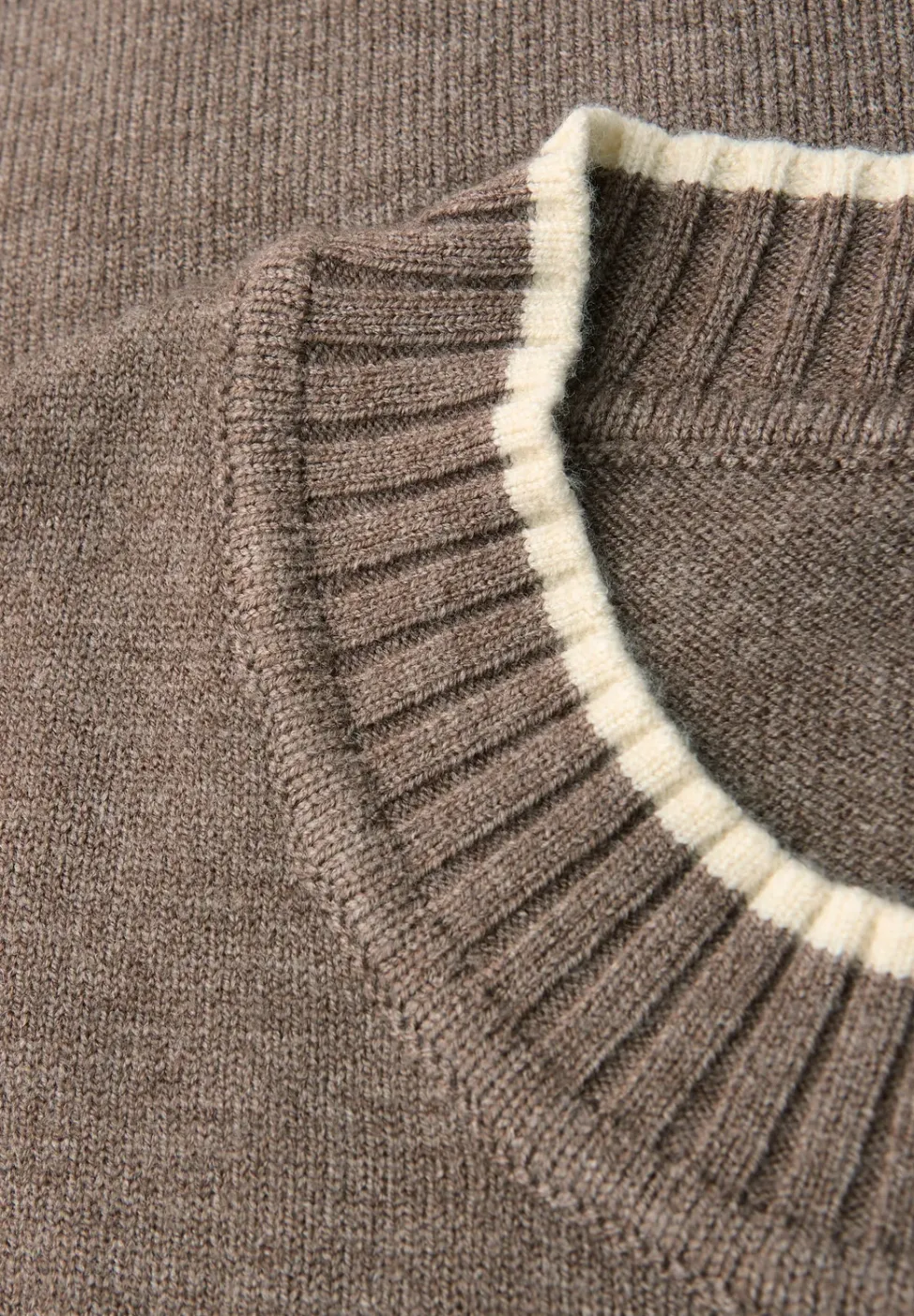 Pull avec détails contrastés