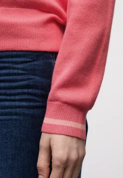 Pull avec détails contrastés
