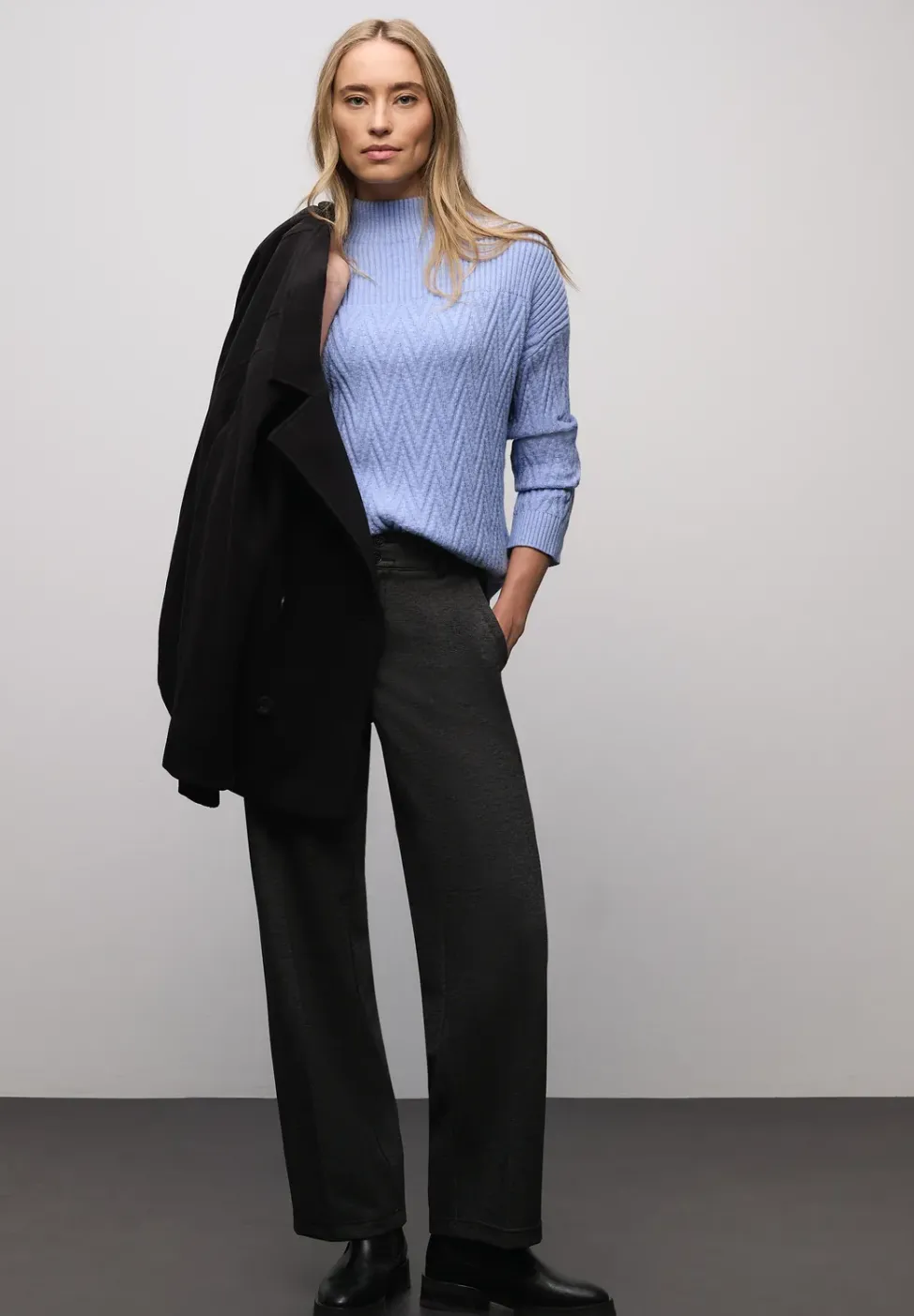 Pull avec mélange de structures