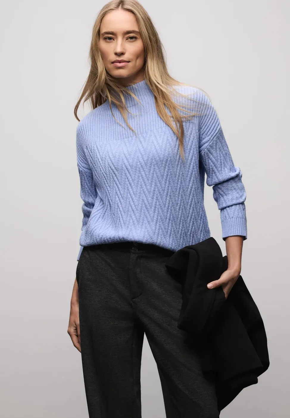 Pull avec mélange de structures