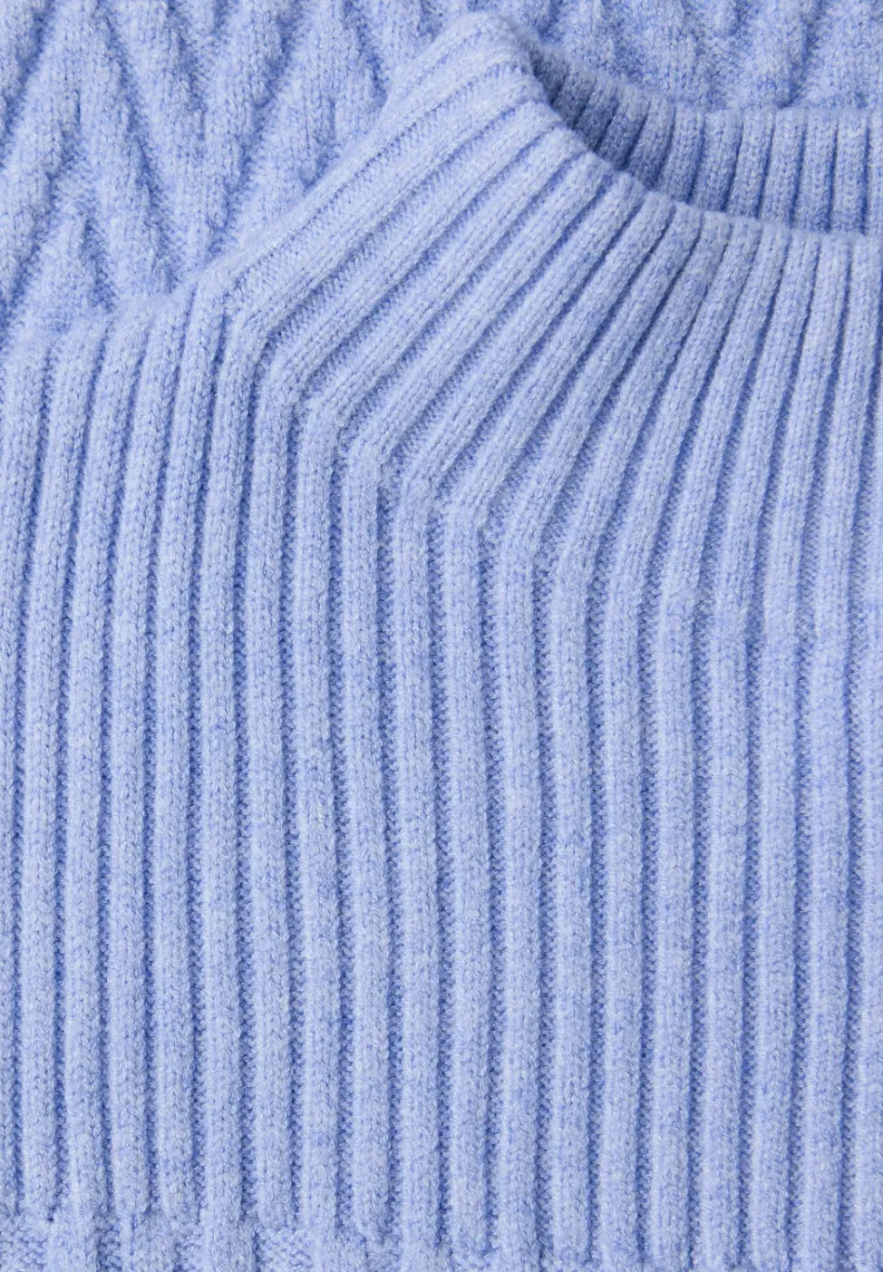 Pull avec mélange de structures
