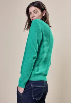Pull avec mélange de structures côtelées