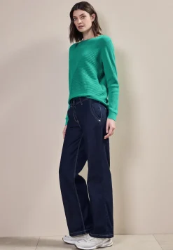 Pull avec mélange de structures côtelées
