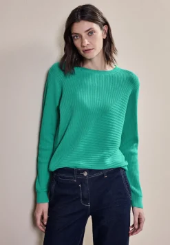 Pull avec mélange de structures côtelées