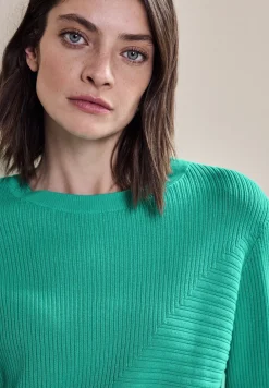 Pull avec mélange de structures côtelées