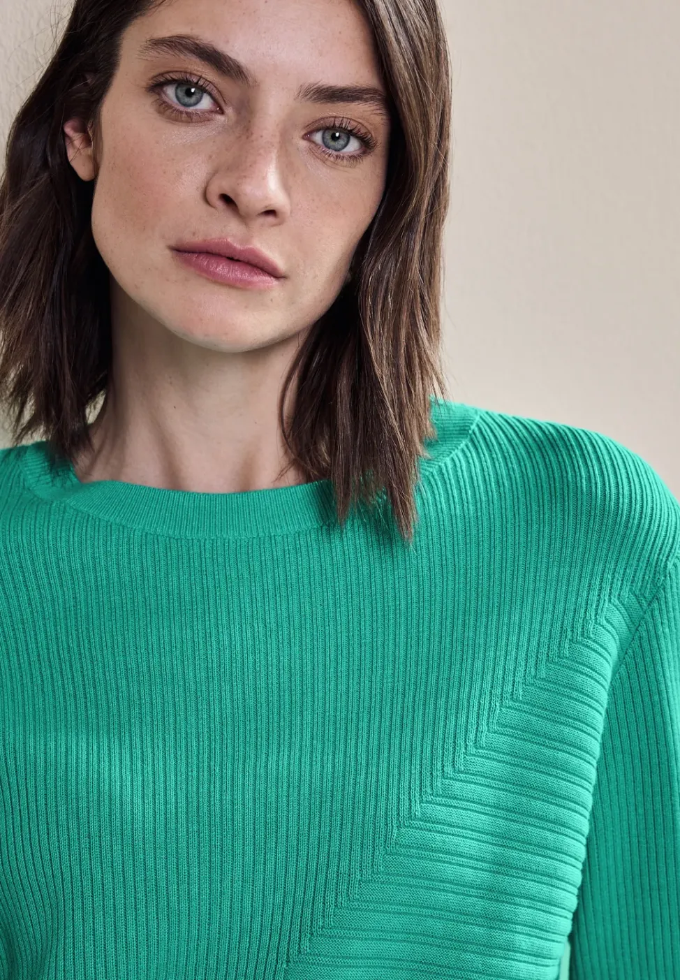 Pull avec mélange de structures côtelées