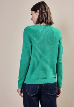 Pull avec mélange de structures côtelées