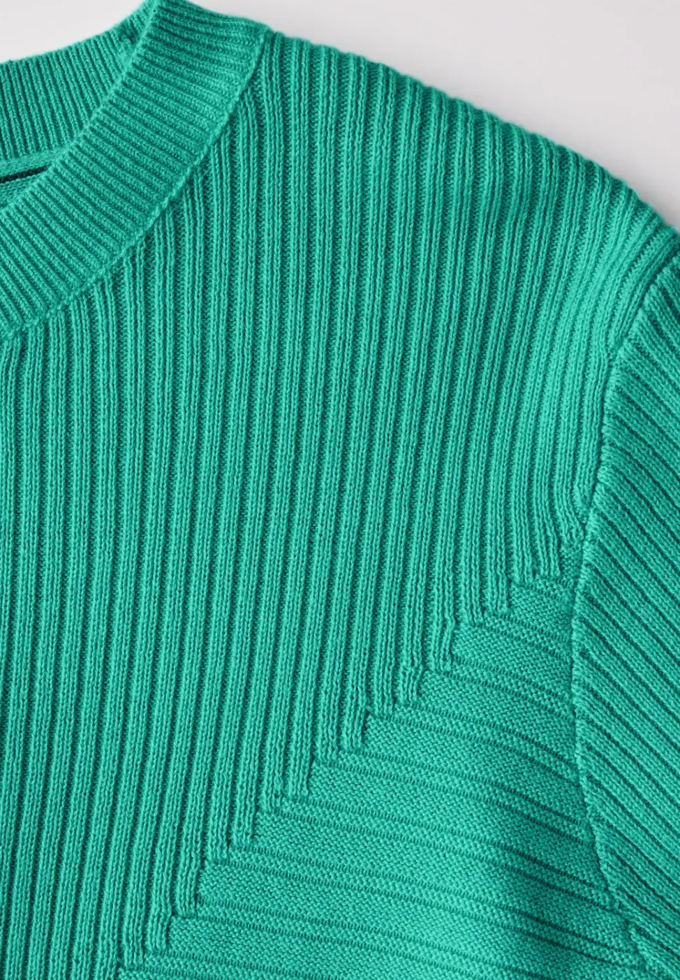 Pull avec mélange de structures côtelées