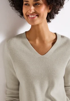 Pull basique à col en V