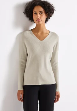 Pull basique à col en V