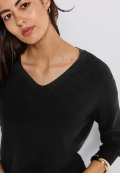 Pull basique à col en V
