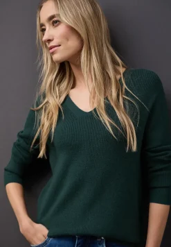 Pull basique à col en V
