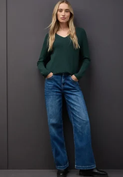 Pull basique à col en V