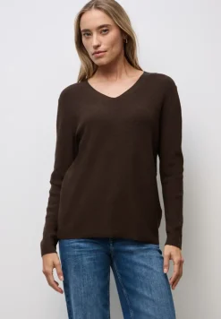 Pull basique à col en V