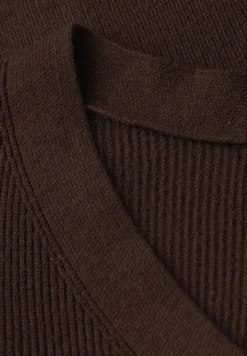 Pull basique à col en V
