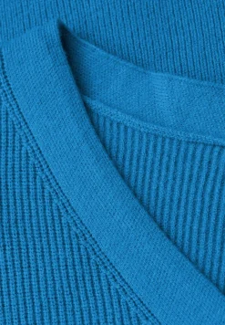 Pull basique à col en V