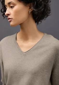 Pull douillet à col en V