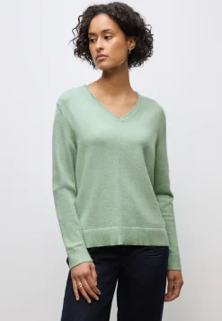 Pull douillet à col en V