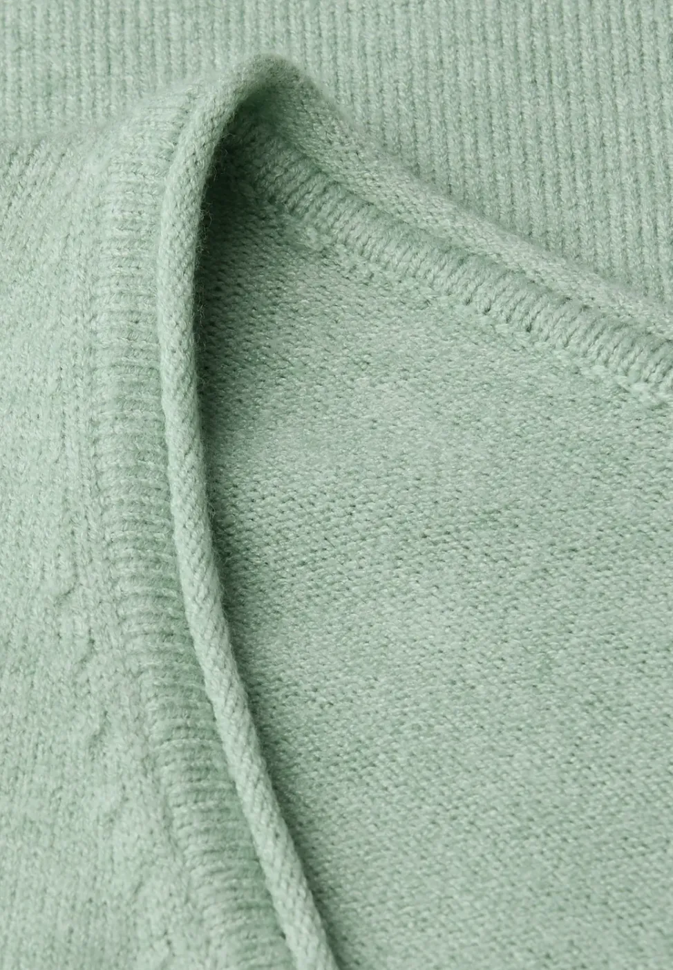 Pull douillet à col en V