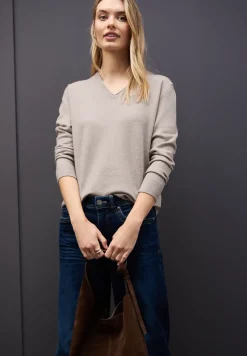 Pull douillet à col en V