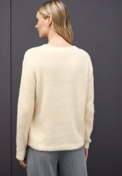 Pull douillet à col en V