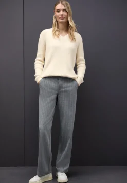 Pull douillet à col en V