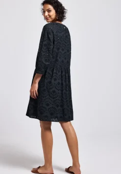 Robe avec broderie bouclée