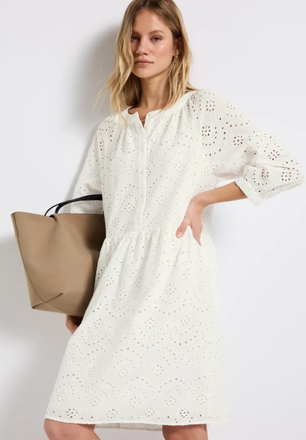 Robe avec broderie bouclée