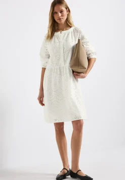 Robe avec broderie bouclée