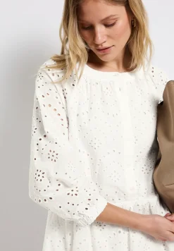 Robe avec broderie bouclée