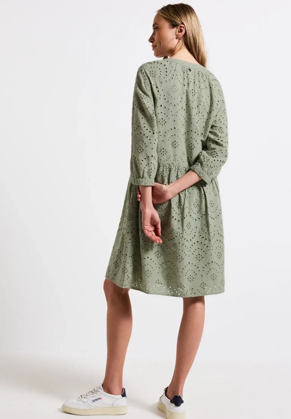 Robe avec broderie bouclée