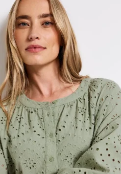 Robe avec broderie bouclée
