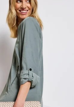 Robe en velours côtelé avec col fendu