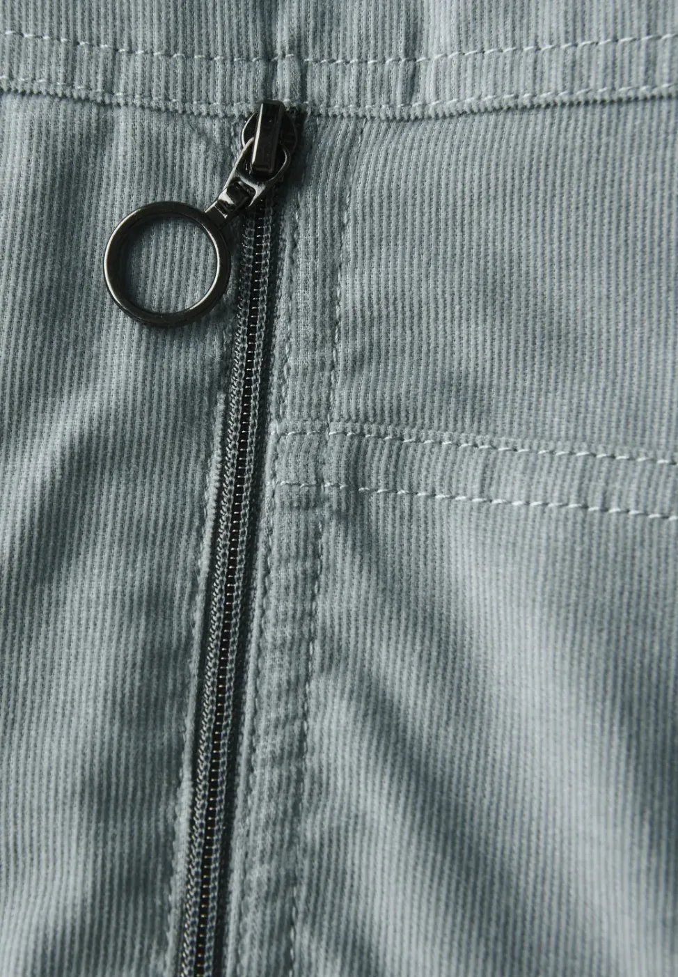Robe en velours côtelé avec col fendu