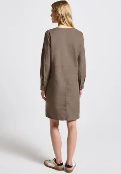 Robe en velours côtelé avec col fendu